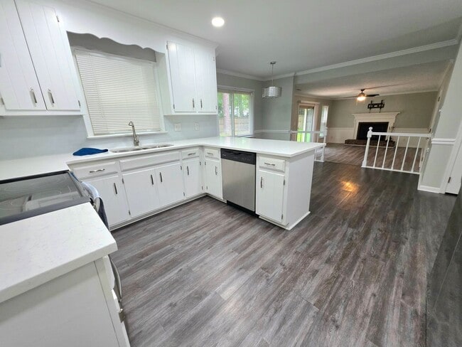 Building Photo - 415 Rosewood Ln