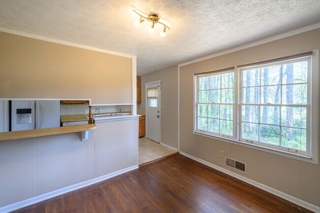 Building Photo - Updated 5BR Home in Morrow with New Carpet and Spacious Yard