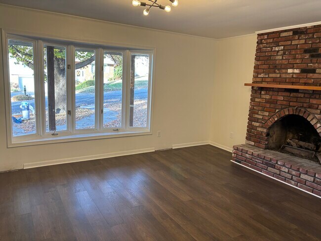 Building Photo - 18377 Pleasant View Dr