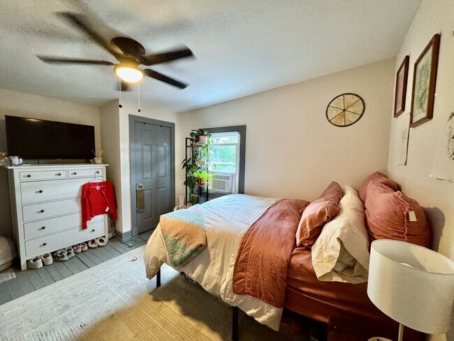 Building Photo - Spacious 4 bed/2 bath on Victor Mins. from...
