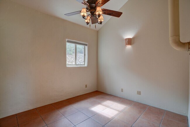 Building Photo - 2 Bedroom plus Office in Main House & Stud...