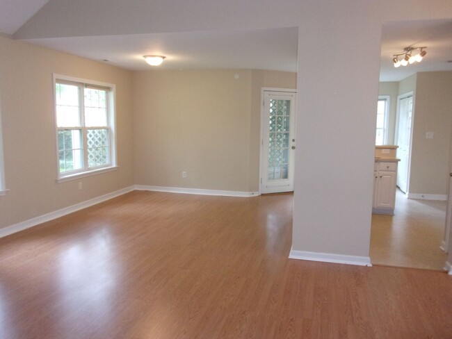 Building Photo - Spacious 3 Bedroom 2 Bath Home in Mabry Park