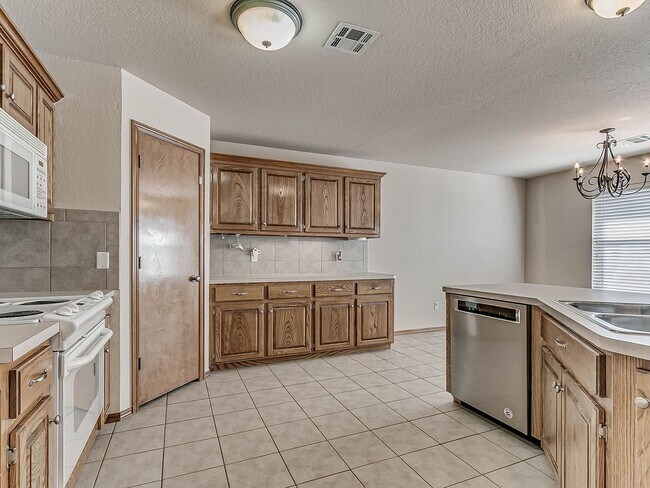 Building Photo - 4 Bed | 2 Bath | 2 Car Garage - Edmond Schools - North Hampton Addition