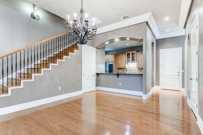 Building Photo - LUXURY 3-BEDROOM TOWNHOME IN ALAMO HEIGHTS