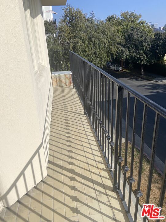 Building Photo - 435 Arnaz Dr