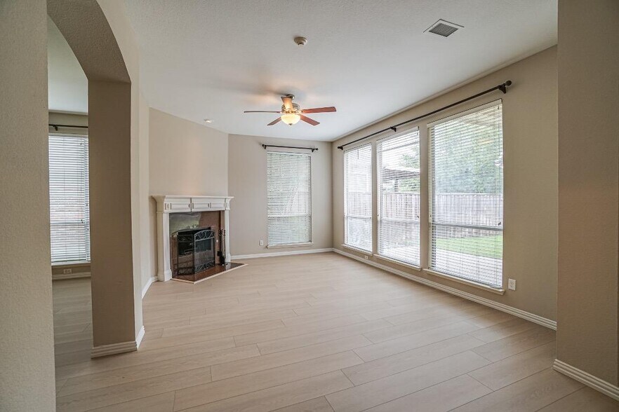 Building Photo - 9142 Crenshaw Ln