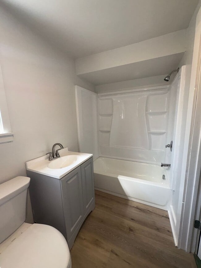 Building Photo - Huge Newly Renovated 4 Bedroom/2 Bath House in Bellevue!