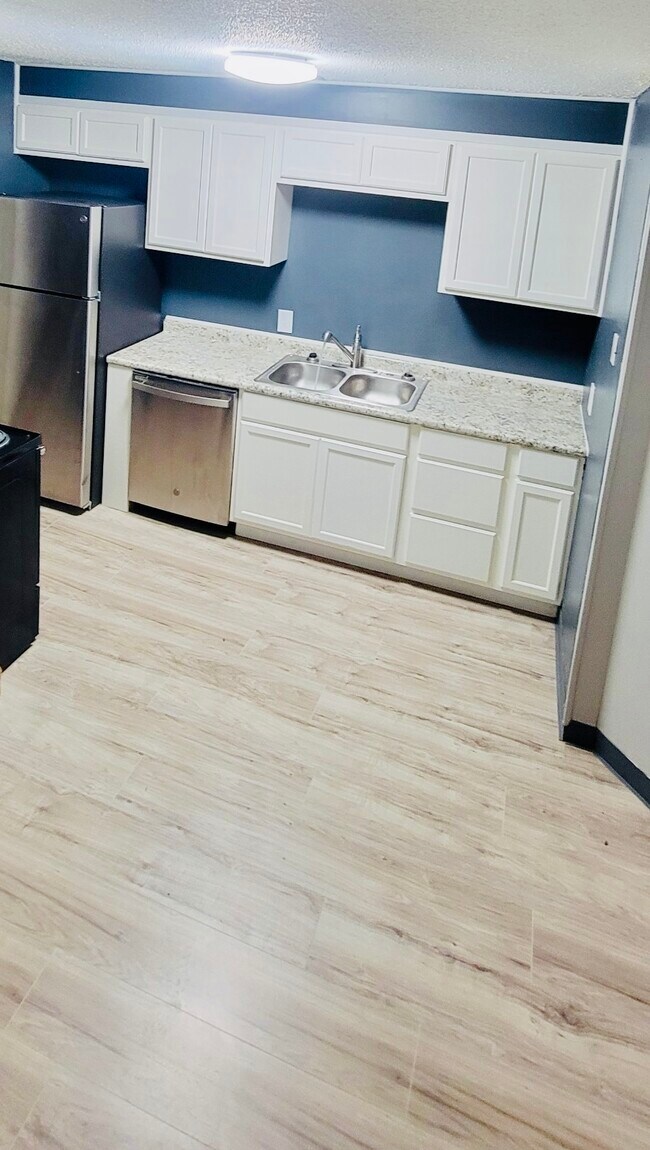 Building Photo - 3 Utica Ln