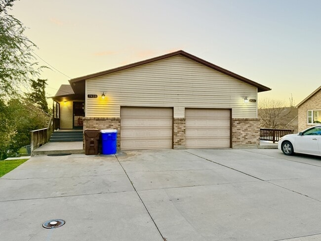 Building Photo - 7428 S 700 E