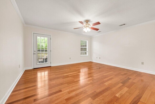 Building Photo - 117 Fairway Dr