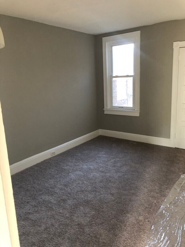 Building Photo - Cozy 4 Bedroom, 1 Bath Home in West York Schools!