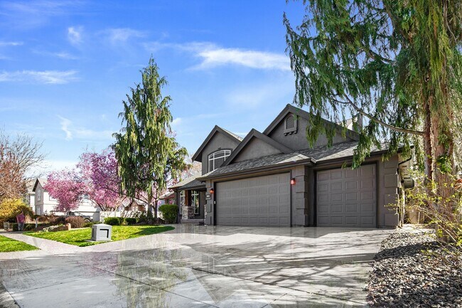 Building Photo - Parkside Paradise: Spacious 5-Bed Luxury in Hobble Creek