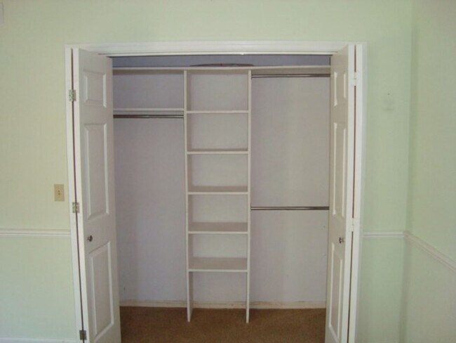 Building Photo - 4 Bedroom 2.5 Bath Home available to rent!