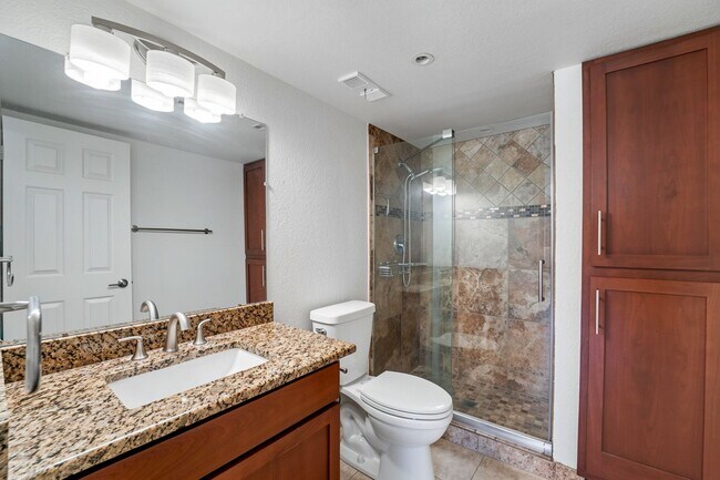 Building Photo - Welcome to this fabulous 2-bedroom, 2-bathroom condo in the heart of South Scottsdale!