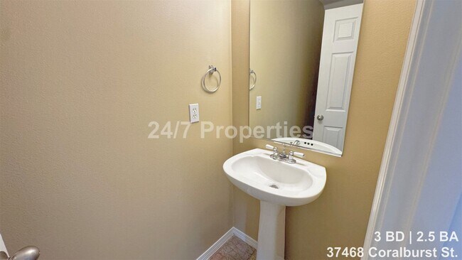 Building Photo - Remodeled 3 BD | 2.5 BA Home - Sandy