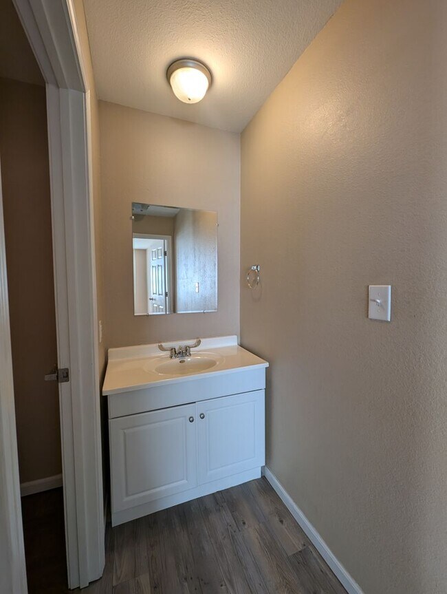 Building Photo - 2 Bedroom/2 Bathroom Townhouse in Fayette!