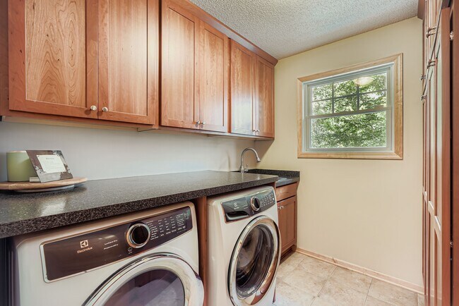 Building Photo - 14143 Jardin Ave N