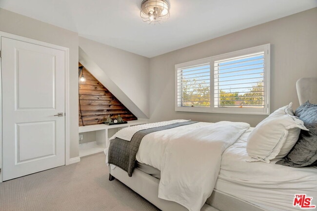 Building Photo - 4952 Placidia Ave