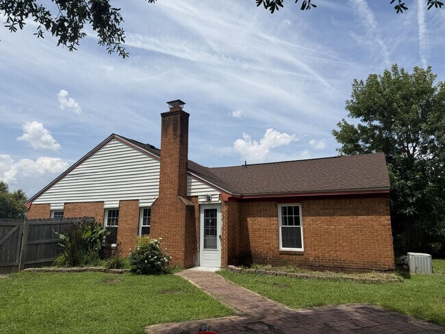 Building Photo - 1501 Millington Dr