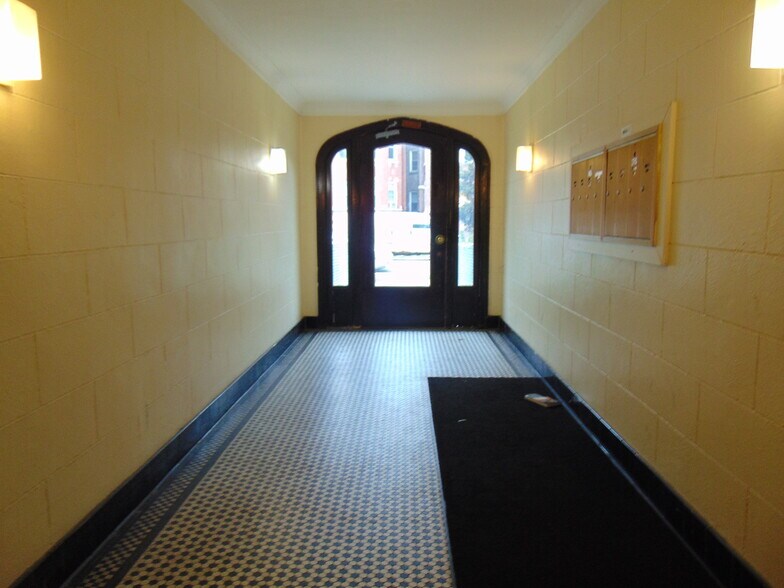 Building Photo - 8221 S Eberhart Ave