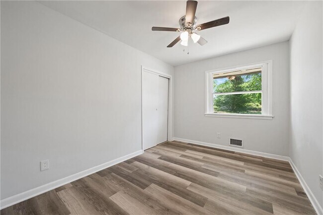 Building Photo - 100 Pine Cir