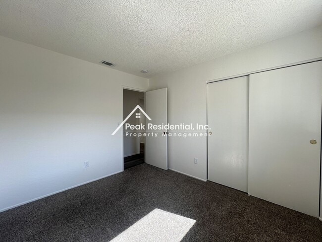 Building Photo - Spacious 4bd/2ba House with 2 Car Garage