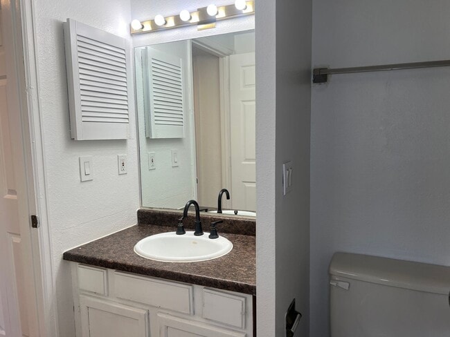 Building Photo - Spacious 3 Bed, 2 Full Bath Townhome near the Highline Canel!
