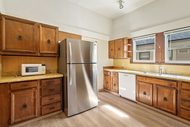 Building Photo - 5 Bedroom 2 Bathroom House - AVAILABLE JULY 2026 - MAY 2027