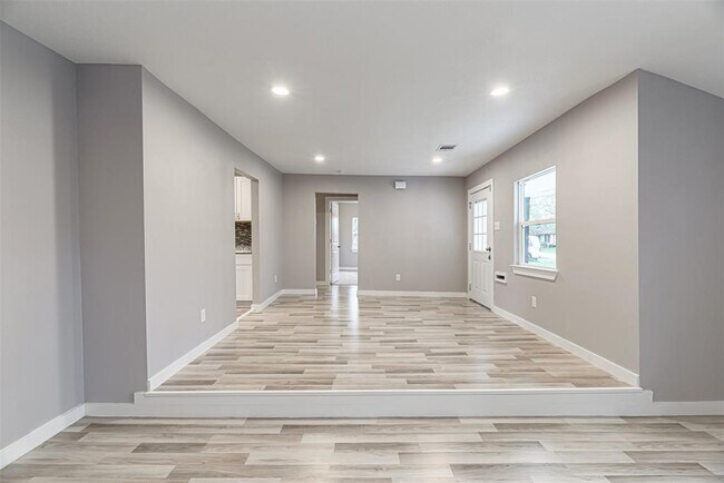 Building Photo - 4909 Higgins St