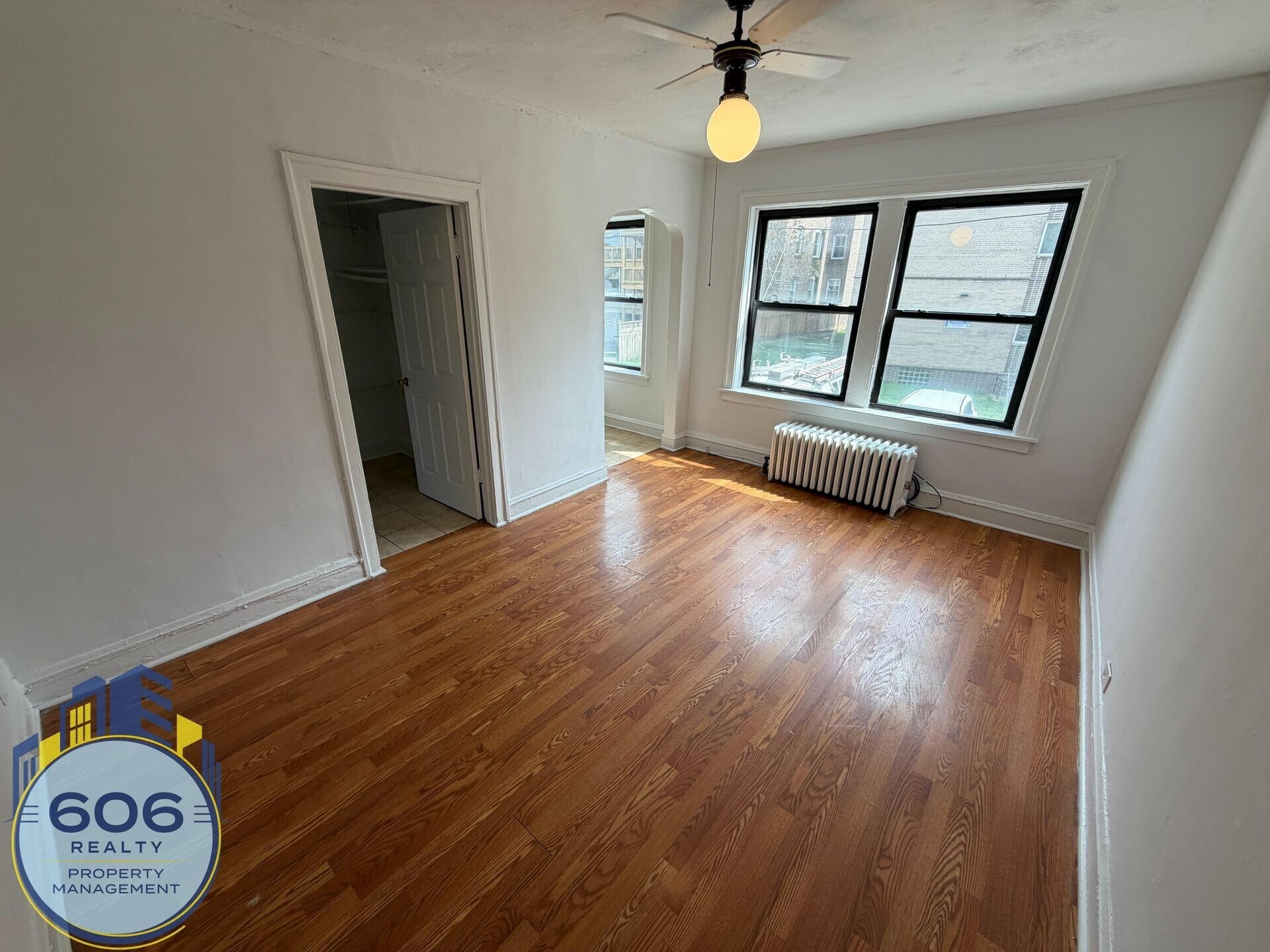 Building Photo - 1135 W Lunt Ave