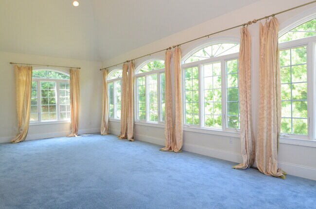 Building Photo - 4 Summit Way