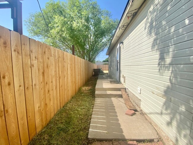 Building Photo - PRE- LEASING NOW for 2 bed 2 bath updated ...
