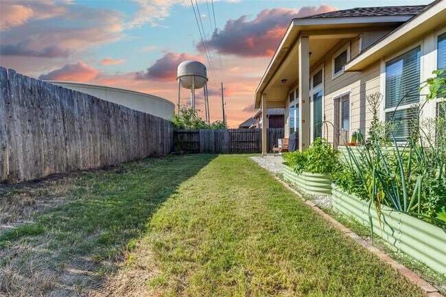 Building Photo - 1610 Golden Taylor Dr
