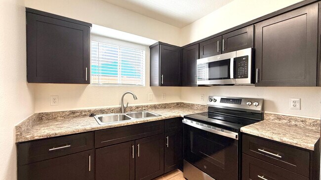 Building Photo - 1712 E Pepper Cir