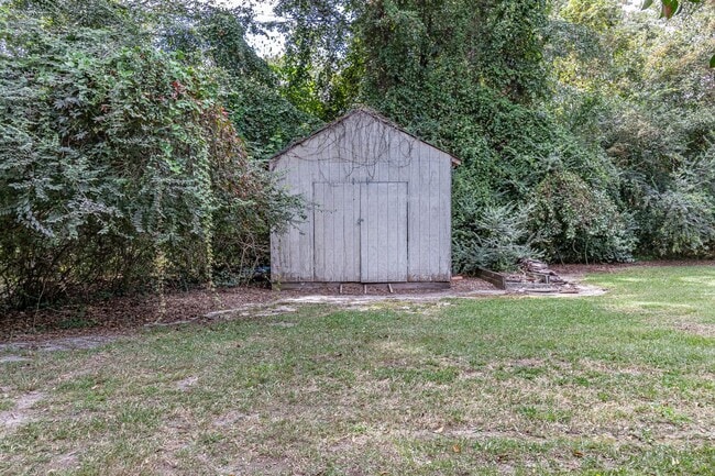 Building Photo - CHARMING 2 Bedroom/1 Bathroom w/ Bonus Roo...