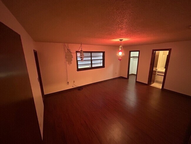 Building Photo - Spacious 3-Bedroom Home with Fenced Yard & Screened Porch in SE Ocala