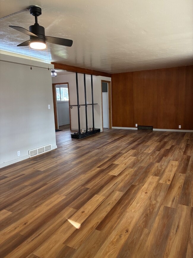 Building Photo - 1001 7th St