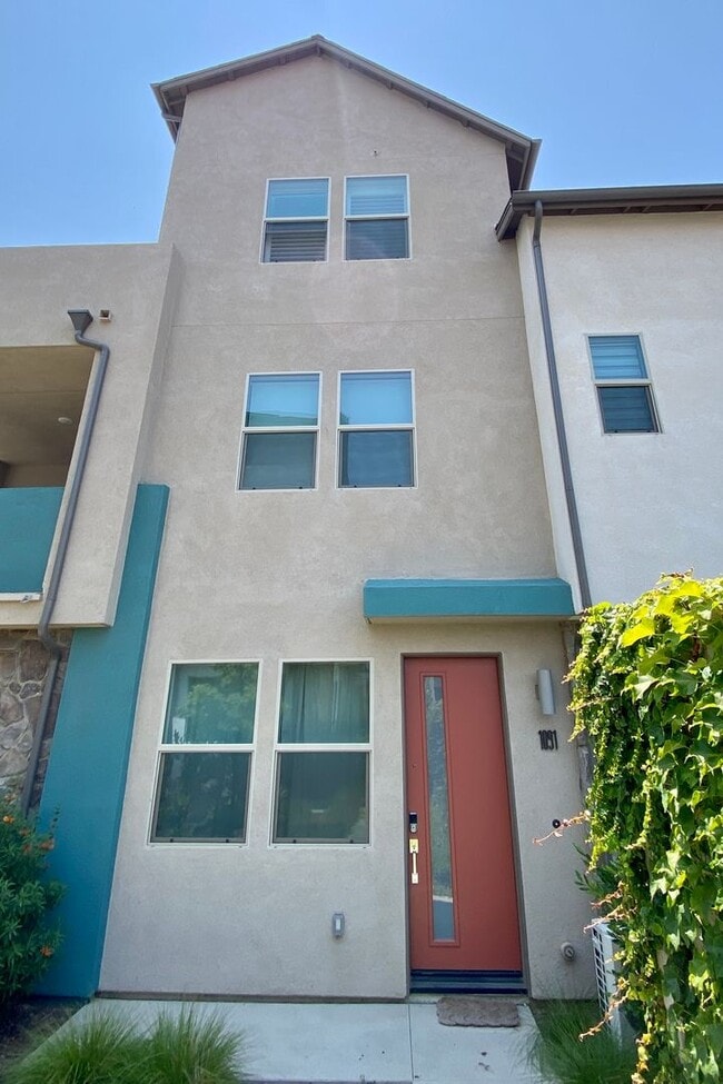 Building Photo - Like New! 1 Bed, 1.5 Bath Townhouse in Covina