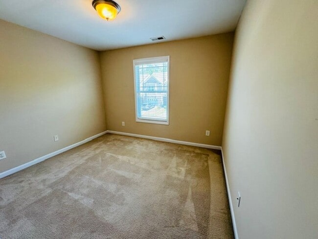 Building Photo - Gorgeous 3 Bedroom Townhome - Ready and Available
