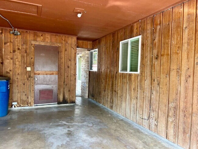 Building Photo - Updated 2-Bedroom Duplex in the Heart of C...