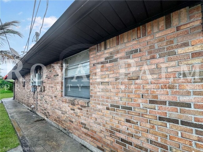 Building Photo - You Had Me at Bonita — 1Bed, 1Bathroom, w/ $400 Move-In Perk!