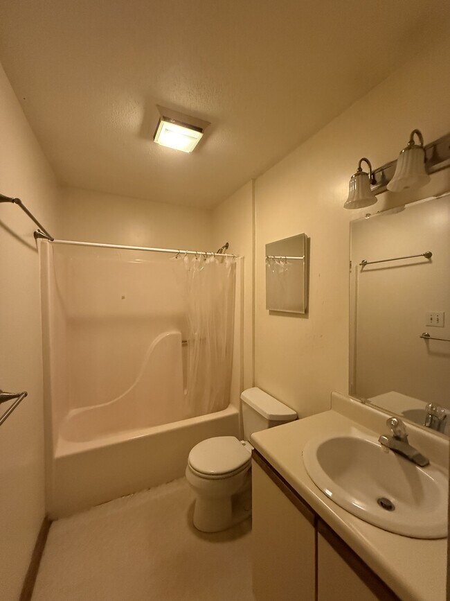 Building Photo - 113 S Peak Dr