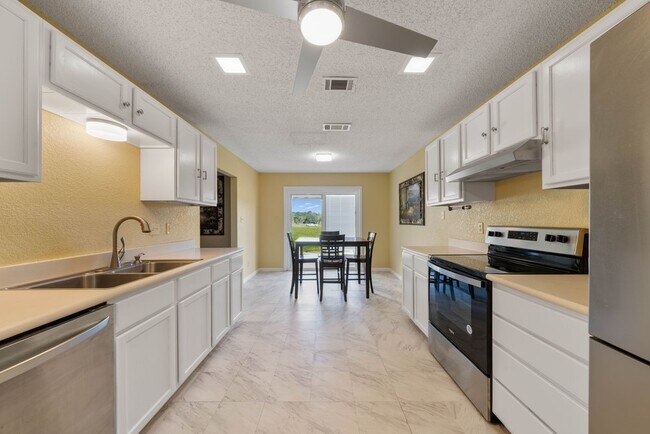 Building Photo - Charming 3-Bed Home with Fireplace & Garage in New Braunfels – 1,505 Sq Ft of Comfort