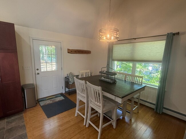 Building Photo - Spacious & Comfortable 4 Bedroom House - C...