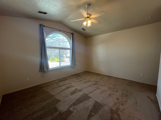 Building Photo - Spacious 3 Bedroom 2 Bathroom Home In The NE!