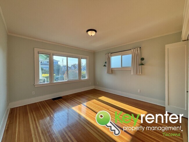 Building Photo - Spacious Craftsman in Lincoln District wit...