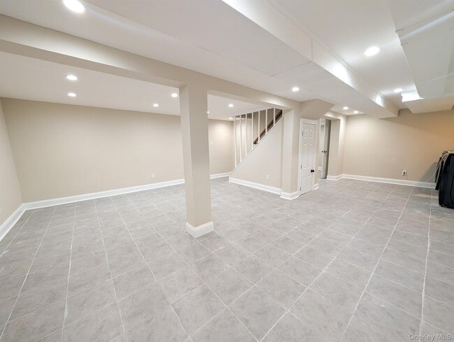 Building Photo - 12 Somerset Dr