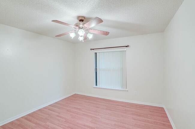 Building Photo - 407 Douglas Way