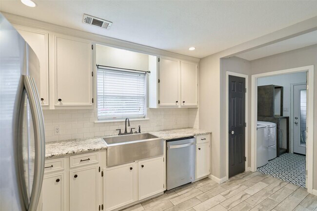 Building Photo - 725 River Plantation Dr