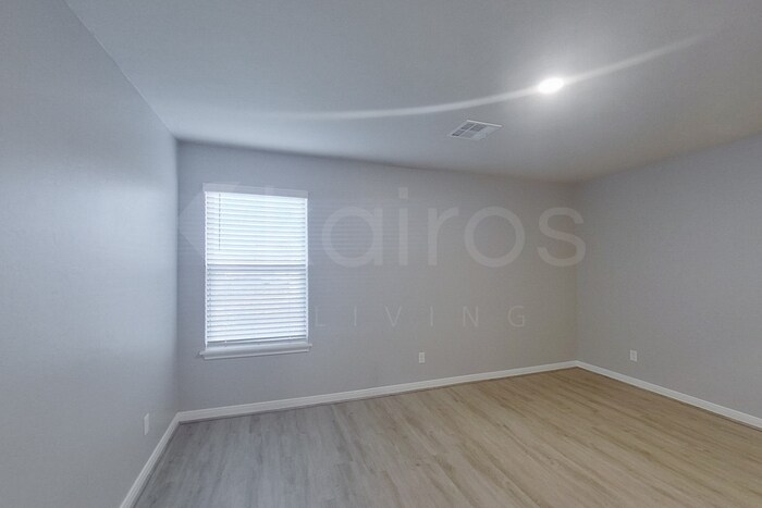Building Photo - 721 St James Pl